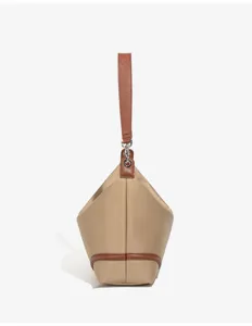 Detailansicht der lässigen Nylon Hobo Umhängetasche in Beige mit braunen Lederakzenten.