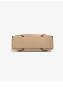 Detailansicht des Nylon Hobo Umhängetaschenbodens, minimalistisches Beigedesign mit braunem Besatz.