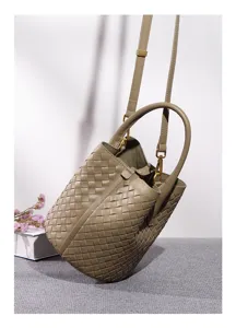 Gewebte Beuteltasche Detailansicht, elegante Lederhandtasche mit Schultergurt und Tragegriff.