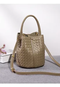 Nahaufnahme der eleganten gewebten Leder Eimertasche, feine Details und hochwertige Hardware.