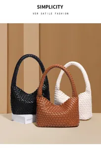 Detailansicht modischer gewebter Schultertaschen aus Leder in klassischen Farben.