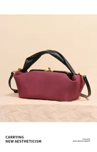 Burgunderroter Wildleder Kussverschluss Handtasche, elegante schwarze Tasche für Damen.