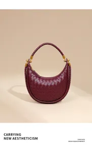 Weinrote gewebte Leder-Hobo-Umhängetasche mit Metallgriff, stylische modische Mondsichel.