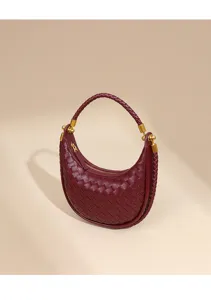 Burgunderrote geflochtene Hobo Tasche Detail, stilvolle Leder Halbmond Umhängetasche.