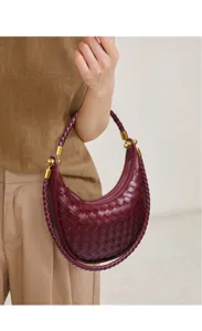 Bordeauxrote geflochtene Leder Hobo Schultertasche mit Metallgriff für elegante Damen.