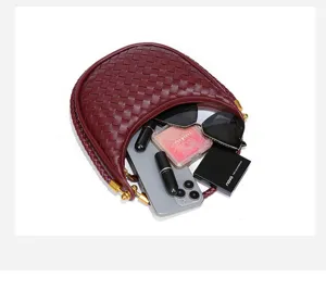 Burgundrote gewebte Leder Hobo Tasche Damen elegante Mondsichel Schultertasche Kapazität