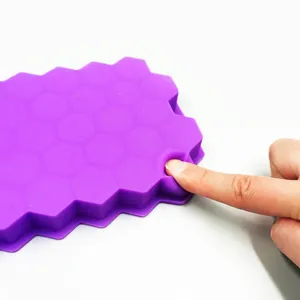37-slots honingraat siliconen ijsblokjesvorm, flexibele paarse ijsmaker voor keuken en bar.