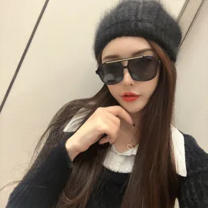 Lunettes de soleil tendance à monture oversize et sommet plat pour hommes et femmes.
