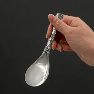 Gedetailleerd overzicht van de gehammerde roestvrijstalen lepelstructuur korte handvat.