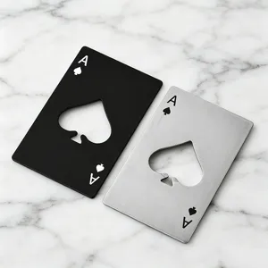 Detailansicht des Flaschenöffners aus Edelstahl im Pik-As-Design in Schwarz und Silber.