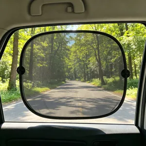 Dettaglio parasole per finestrino laterale auto in tessuto a rete nera con ventose.