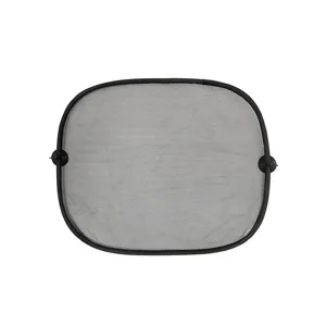 Parasole per finestrino auto rete laterale visiera dettaglio vista con ventose e bordo nero.