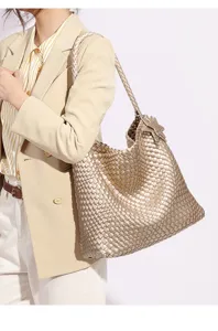 Champagnergold geflochtene Leder-Umhängetasche mit Stern-Anhänger, elegante Schultertasche.