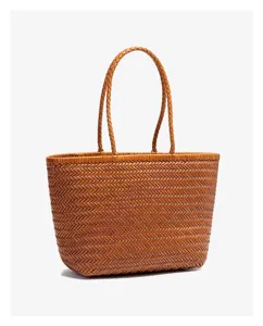 Vista dettagliata della borsa tote intrecciata in vera pelle, design marrone per le donne.