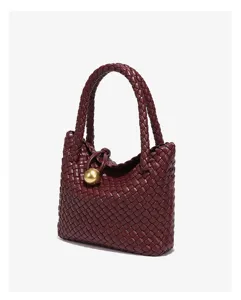 Dunkelrote gewebte Ledertasche mit einem goldenen Kugeldetail, elegante Handtasche.