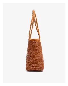 Borsa shopper in pelle intrecciata fatta a mano da donna, elegante borsa a spalla marrone.