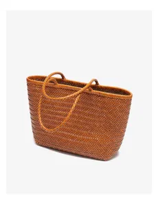 Vista dettagliata della borsa shopper in pelle intrecciata marrone, trama artigianale.