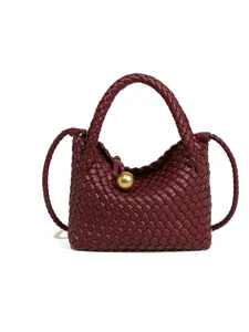 Weinrote geflochtene Damentasche aus Leder, elegante Handtasche mit goldener runder Kugel.