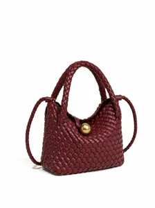 Bordeauxrote Handtasche aus Leder mit Flechtdesign und Goldkugel, elegante Umhängetasche.