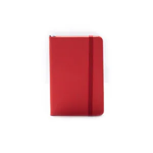 Gros plan detail du carnet A6 rigide rouge avec fermeture elastique pour bureau et etudes.