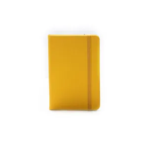 Détail de carnet à couverture rigide A6 jaune avec fermeture élastique pour bureau.