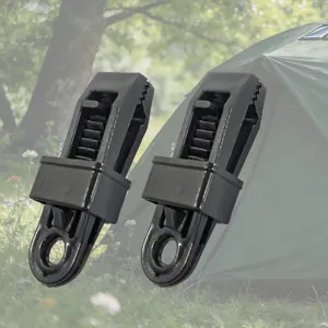 Nahaufnahme von schwarzen Kunststoff-Zeltklammern mit starkem Greifdesign für Outdoor-Camping.