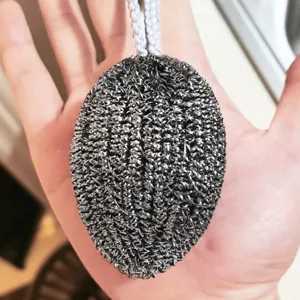 RVS pannenspons met handig ophangkoord voor het eenvoudig reinigen van al je keukengerei.