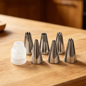 Detailansicht verschiedener Edelstahltüllen und praktischer Kupplungen zum Backen.