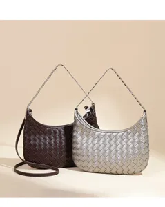Handgefertigte geflochtene Leder Hobo Tasche mit schickem Kettenhenkel und Detailansicht.