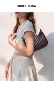 Detailansicht der gewebten Hobo-Tasche mit Silberkette am Model, stilvolles Design.
