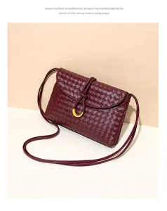 Sac bandoulière en cuir tissé bordeaux avec détail de nœud, élégant sac enveloppe chic pour femmes