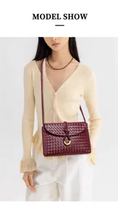 Vue détaillée du sac à bandoulière en cuir tissé luxueux avec quincaillerie en métal.