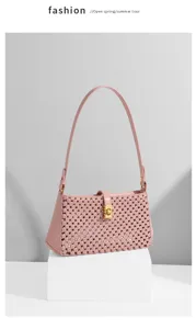 Rosa geflochtene Schultertasche für Damen, elegante Baguette Tasche mit tollem Metallverschluss.