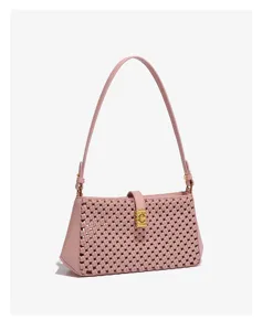 Schicke rosa gewebte Umhängetasche für Damen, elegante Baguette-Tasche mit goldenem Verschluss.