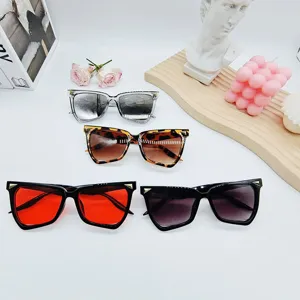 Koreanische modische Sonnenbrille für Damen und Herren mit schicken Nietenecken und Gläsern.