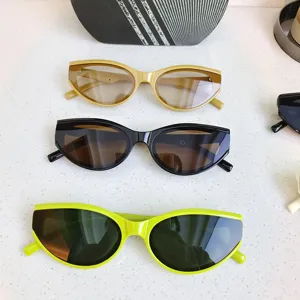 Gafas de sol cat-eye de moda con montura estrecha para hombres y mujeres en detalle.