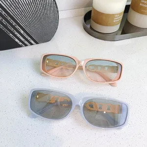 Modische quadratische Damen Sonnenbrille mit schicken Kettendetails und UV-Schutz.