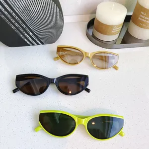 Gafas de sol de ojo de gato estrechas y elegantes con monturas coloridas para estilo urbano.