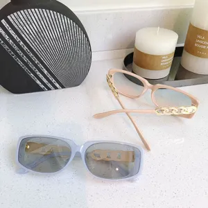 Modische quadratische Sonnenbrille mit schicken Metallketten und trendige Brille fuer Damen.