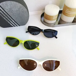 Vista detallada de gafas de sol de moda con montura pequena de ojo de gato en varios colores.