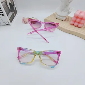 Modische transparente Farbverlauf Sonnenbrille mit glitzernden Details für Damen und Herren.