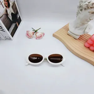 White oval sunglasses for women, retro trendy retro eyewear for summer fashion and daily wear.