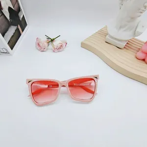 Rosa Farbverlauf Sonnenbrille mit schicken Metalldetails. Modische Brille für Damen und Herren.