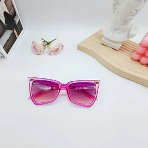 Schicke rosa Farbverlauf Sonnenbrille mit transparenten Gestellen und modischen Metalldetails.