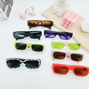 Gafas de Sol Cuadradas Pequeñas Retro para Mujeres Hombres Gafas de Sol Rectangulares Vintage Decoración de Remaches Tendencia Moda Exterior