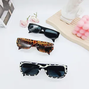 Gafas de sol retro de montura pequeña y tendencia con remaches metálicos vintage.
