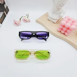 Gafas de sol estrechas retro de moda con lentes de colores para un estilo chic diario.
