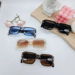 Nuovi occhiali da sole quadrati retro alla moda per uomo e donna, eleganti occhiali vintage.
