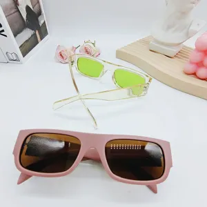 Gafas de sol cuadradas retro para mujeres y hombres, gafas de moda detalle de tendencia.