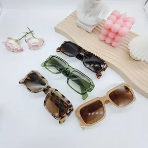 Occhiali da sole squadrati alla moda per uomo e donna, stile retro chic con lenti sfumate.